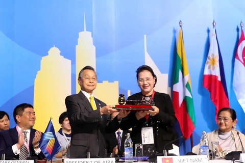 Chủ tịch Quốc hội Nguyễn Thị Kim Ngân nhận búa đảm nhận chức Chủ tịch AIPA 41 từ Thái Lan. (Ảnh: Trọng Đức/TTXVN)