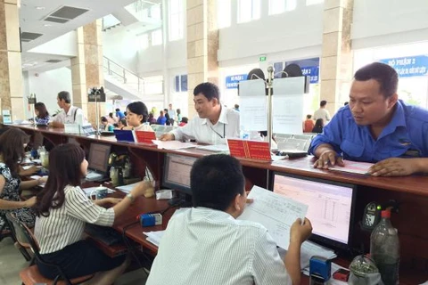 Doanh nghiệp làm thủ tục tại Cục Thuế Thành phố Hồ Chí Minh.