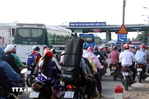 Mỗi ngày đêm có khoảng 22.000-23.000 lượt xe qua trạm thu phí Cầu Rạch Miễu. (Ảnh: Trần Thị Thu Hiền/TTXVN