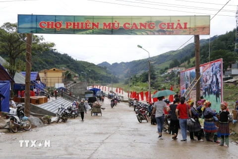 Chợ phiên Mù Cang Chải được tổ chức tại Sân vận động huyện với 32 gian hàng của 12 xã, thị trấn. (Ảnh: Tuấn Anh/TTXVN)