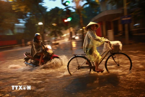 Hình ảnh nhiều tuyến phố ở Hà Nội thành sông sau cơn mưa lớn