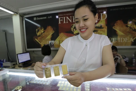 Vàng miếng được bày bán tại Công ty vàng Agribank, 91 Đinh Tiên Hoàng, Hà Nội. (Ảnh: Trần Việt/TTXVN)