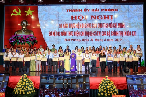 Các cá nhân nhận bằng khen vì đã có thành tích xuất sắc trong Học tập và làm theo tư tưởng, đạo đức, phong cách Hồ Chí Minh năm 2018. (Ảnh: An Đăng/TTXVN)