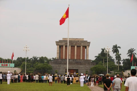 Người dân đứng chào cờ Tổ quốc trên Quảng trường Ba Đình, sáng 2/9/2019. (Ảnh: Văn Nam/TTXVN phát)
