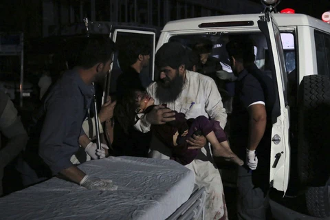 Cấp cứu các nạn nhân bị thương sau vụ nổ ngày 2/9 ở Kabul, Afghanistan. (Nguồn: AP)