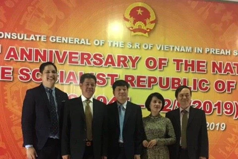 Tỉnh trưởng Kouch Chamroen (thứ hai từ trái sang) chụp ảnh lưu niệm với lãnh đạo Tổng lãnh sự quán Việt Nam tại Sihanoukville. (Ảnh: PV/Vietnam+)