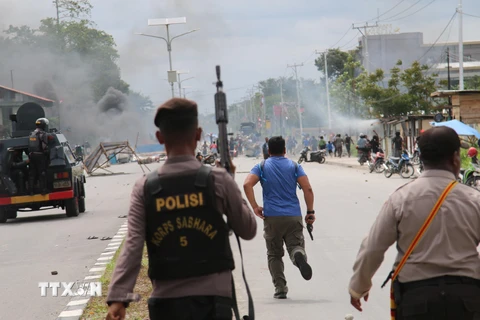 Cảnh sát được triển khai để đối phó với người biểu tình quá khích tại Timika, Indonesia, ngày 21/8. (Nguồn: AFP/TTXVN)