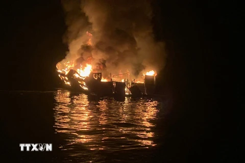 Khói lửa bốc dữ dội trên con tàu chở khách ở ngoài khơi thành phố Santa Barbara, bang California, Mỹ ngày 2/9/2019. (Nguồn: AFP/TTXVN)