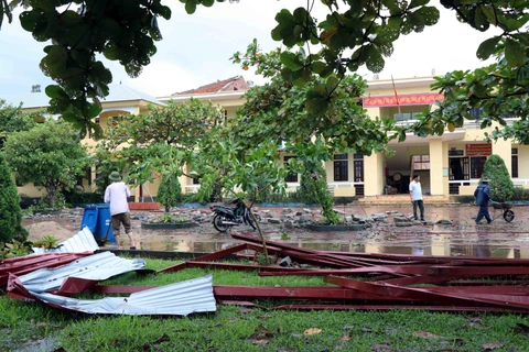 Mái tôn trường Tiểu học Ngọc Sơn, huyện Thạch Hà (Hà Tĩnh) bị lốc cuốn hư hỏng hoàn toàn. (Ảnh: Công Tường/TTXVN)