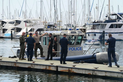Cảnh sát bang California và lực lượng bảo vệ bờ biển Mỹ trao đổi về vụ việc tàu lặn bị cháy và chìm ở ngoài khơi bờ biển thành phố Santa Barbara, bang California, ngày 3/9/2019. (Nguồn: AFP/TTXVN)