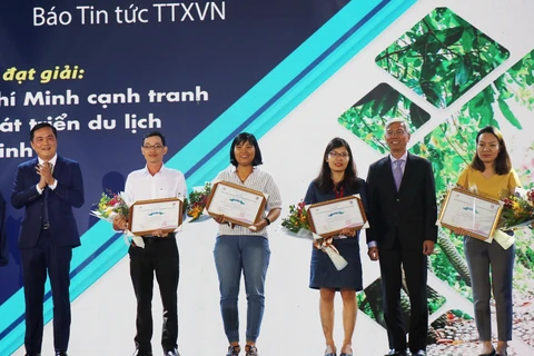 Ban tổ chức trao giải cho các Nhà báo ở thể loại Báo in-báo điện tử. (Ảnh: Mỹ Phương/TTXVN)