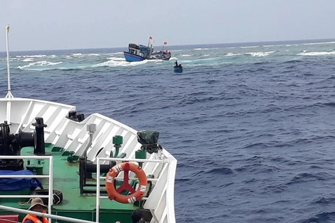 Khánh Hòa: Bàn giao 41 ngư dân Quảng Nam được cứu hộ trên biển