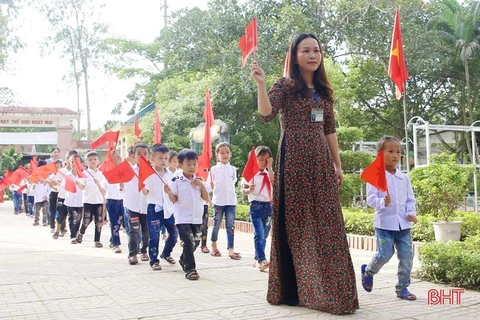 Các em học sinh lớp 1, Trường Tiểu học Hương Đô bước vào năm học mới. (Nguồn: Báo Hà Tĩnh)