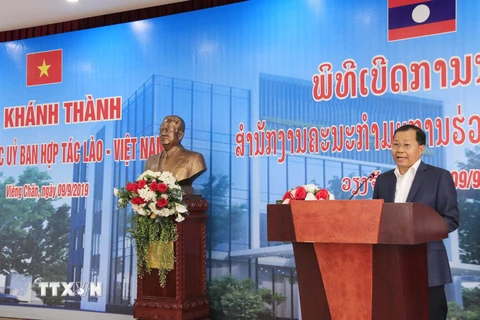 Phó Chủ tịch Ủy ban hợp tác Lào-Việt Nam Khampheui Keokinnali phát biểu tại buổi lễ. (Ảnh: Xuân Tú/TTXVN)
