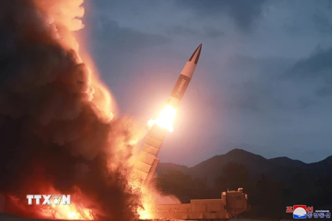 Ảnh do Hãng thông tấn Trung ương Triều Tiên đăng phát: Một vụ phóng thử vũ khí kiểu mới của Triều Tiên ngày 10/8/2019. (Nguồn: THX/TTXVN)