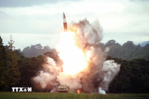 Ảnh do Hãng thông tấn Trung ương Triều Tiên KCNA đăng phát ngày 17/8/2019: Một vũ khí kiểu mới, có thể là tên lửa tầm ngắn, được Triều Tiên phóng thử nghiệm tại địa điểm bí mật ngày 16/8/2019. (Nguồn: AFP/TTXVN)