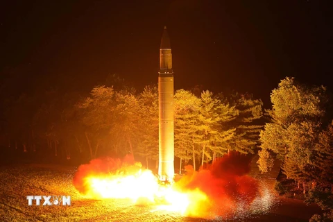Ảnh tư liệu, do Hãng Thông tấn trung ương Triều Tiên đăng phát ngày 29/7/2017: Vụ thử tên lửa đạn đạo liên lục địa Hwasong-14 của Triều Tiên tại một địa điểm bí mật ngày 28/7/2019. (Nguồn: AFP/TTXVN)