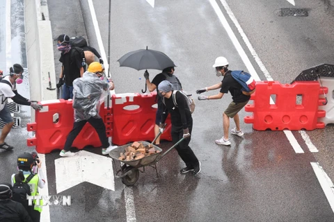 Người biểu tình bạo loạn dựng rào chắn để đối phó với cảnh sát tại Đặc khu hành chính Hong Kong (Trung Quốc) ngày 31/8/2019. (Nguồn: THX/TTXVN)