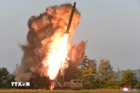 Hệ thống phóng đa nòng siêu lớn của Triều Tiên được vận hành thử tại tỉnh Nam Pyongan, miền Tây Triều Tiên ngày 10/9/2019. (Nguồn: YONHAP/TTXVN)