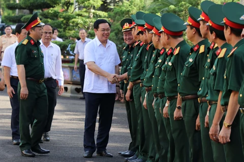 Phó Thủ tướng Vương Đình Huệ với các cán bộ, chiến sỹ Binh đoàn 15, Binh đoàn 16 và Công ty Càphê 15 (Quân khu 5). (Ảnh: Hoài Nam/TTXVN)