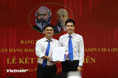 Trao quyết đinh kết nạp cho tân đảng viên tại chi bộ BIDC. (Ảnh: PV/Vietnam+)