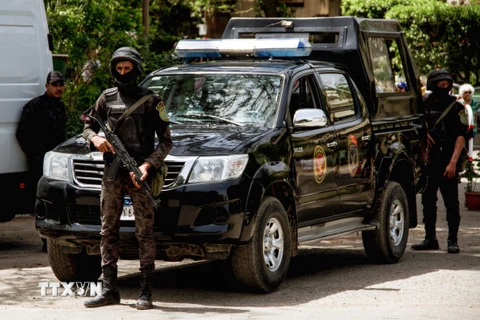 Lực lượng an ninh Ai Cập gác tại khu vực ngoại ô thủ đô Cairo. (Nguồn: AFP/TTXVN)