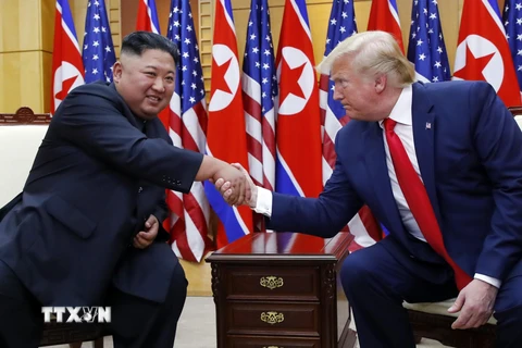Tổng thống Mỹ Donald Trump (phải) và nhà lãnh đạo Triều Tiên Kim Jong-un (trái) trong cuộc gặp thượng đỉnh tại làng đình chiến Panmunjom, khu biên giới liên Triều ngày 30/6/2019. (Nguồn: THX/TTXVN)