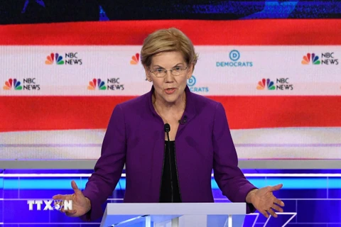 Ứng cử viên Tổng thống Mỹ Elizabeth Warren phát biểu trong buổi tranh luận tại Miami, bang Florida ngày 26/6/2019. (Nguồn: AFP/TTXVN)