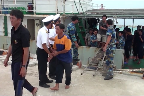 46 ngư dân Quảng Ngãi bị nạn trên biển trở về đất liền an toàn