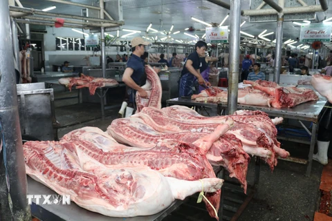 Thịt lợn được giết mổ, chuẩn bị cung ứng ra thị trường tại chợ đầu mối nông sản thực phẩm Hóc Môn, Thành phố Hồ Chí Minh. (Ảnh: Đinh Hằng/TTXVN)