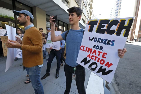 Nhân viên của Google, Amazon và nhiều công ty công nghệ ở Mỹ tuần hành chống biến đổi khí hậu. (Nguồn: AP)