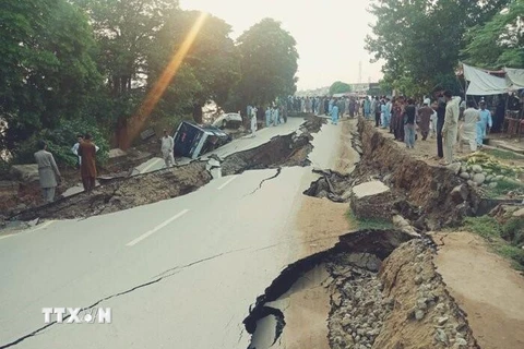 Một tuyến đường bị phá hỏng do động đất ở Pakistan ngày 24/9/2019. (Nguồn: IRNA/TTXVN)