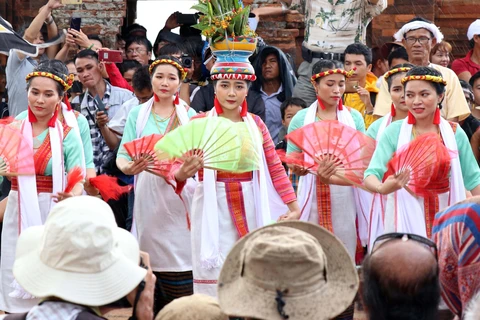 Các thiếu nữ Chăm múa mừng Lễ hội Katê 2019 tại tháp Pô Klong Garai, thành phố Phan Rang-Tháp Chàm. (Ảnh: Công Thử/TTXVN) 