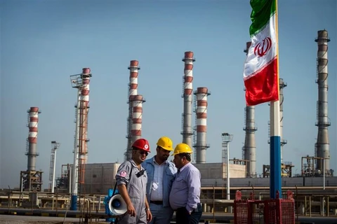 Các nhân viên tại một cơ sở tại nhà máy lọc khí của Công ty Vịnh Ba Tư ở Bandar Abbas, Iran. (Nguồn: Getty Images)