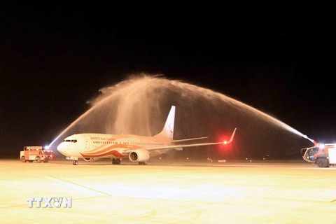 Nghi thức đón chuyến bay đầu tiên trên tuyến bay quốc tế Côn Minh (tỉnh Vân Nam, Trung Quốc) đến Hải Phòng (Việt Nam). (Ảnh: An Đăng/TTXVN)