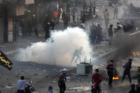 Cảnh sát Iraq đụng độ với người biểu tình ở thủ đô Baghdad, ngày 2/10. (Nguồn: AFP)