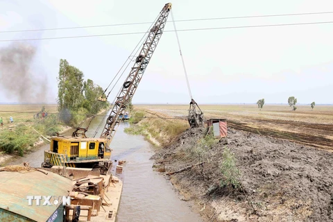 Triển khai nạo vét kênh mương nội đồng bằng nguồn vốn thủy lợi phí tại xã Thới Sơn, huyện Tịnh Biên, An Giang. (Ảnh: Vũ Sinh/TTXVN)