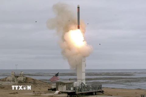 Ảnh do Bộ Quốc phòng Mỹ cung cấp: Một vụ thử tên lửa hành trình đất đối không tầm trung tại đảo San Nicolas, bang California (Mỹ) ngày 18/8. (Nguồn: AFP/TTXVN)