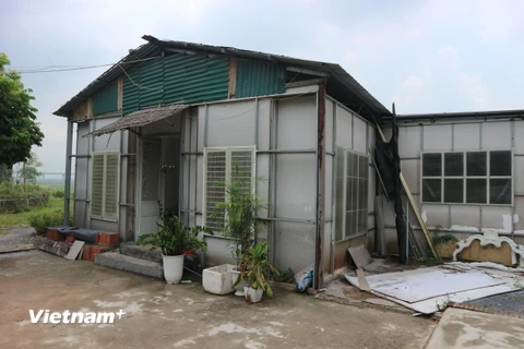 Công trình xây dựng trái phép xây dựng trên đất nông nghiệp, đất bãi bồi ven sông tại quận Long Biên. (Ảnh: Mạnh Khánh/Vietnam+)