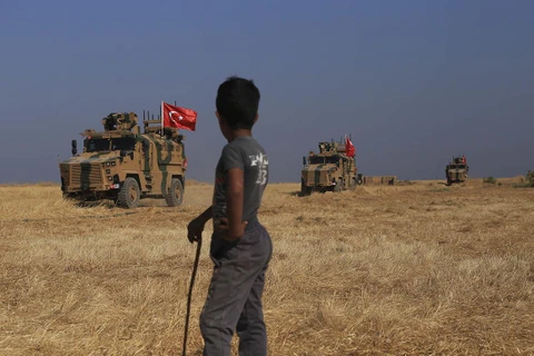 Xe quân sự của Thổ Nhĩ Kỳ tiến hành một cuộc tuần tra chung với các lực lượng Mỹ ở đông bắc Syria vào thứ Sáu 4/10. (Nguồn: AP)