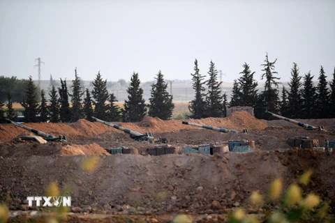 Pháo binh Thổ Nhĩ Kỳ ở gần thị trấn Akcakale thuộc tỉnh Sanliurfa, giáp giới Syria, ngày 8/10/2019. (Nguồn: AFP/TTXVN)