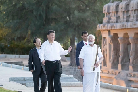 Thủ tướng Ấn Độ Narendra Modi (phải) và Chủ tịch Trung Quốc Tập Cận Bình (trái) tại cuộc gặp ở Chennai, Ấn Độ, ngày 11/10. (Nguồn: THX/TTXVN)