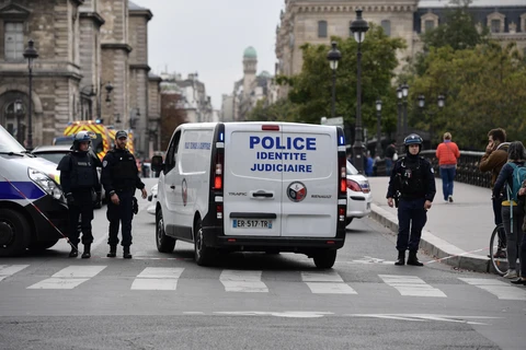 Cảnh sát được triển khai tại hiện trường vụ tấn công cảnh sát bằng dao ở Paris, Pháp ngày 3/10/2019. (Nguồn: AFP/TTXVN)