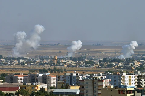 Khói bốc lên từ thành phố Ras al-Ain (Syria) sau cuộc tấn công của Thổ Nhĩ Kỳ nhằm vào lực lượng người Kurd, ngày 12/10/2019. (Nguồn: THX/TTXVN)