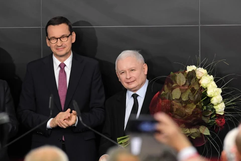 Thủ tướng Ba Lan Mateusz Morawiecki (trái) và lãnh đạo đảng Pháp luật và Công lý (PiS) Jaroslaw Kaczynski (phải) sau cuộc bầu cử Hạ viện tại Vácsava ngày 13/10/2019. (Nguồn: AFP/TTXVN)