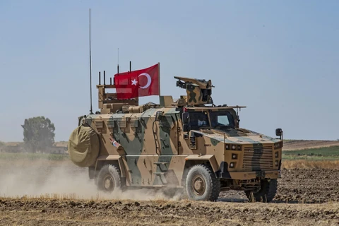 Quân đội Thổ Nhĩ Kỳ tuần tra tại thị trấn Tal Abyad dọc biên giới giữa Syria và Thổ Nhĩ Kỳ. (Nguồn: AFP/TTXVN) 