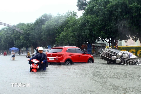 Hình ảnh người dân Nghệ An vật lộn trong mưa lớn, ngập lụt