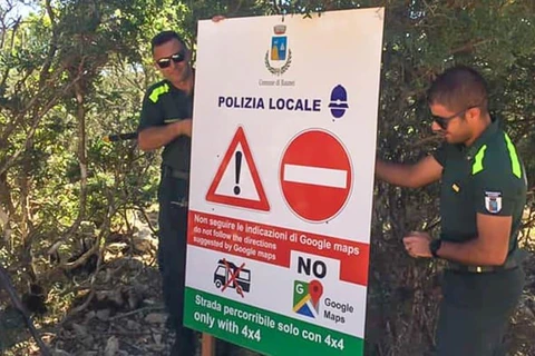 Biển cảnh báo du khách không đi theo chỉ dẫn của Google Maps được dựng ở Sardinia. (Nguồn: Vigili del Fuoco)