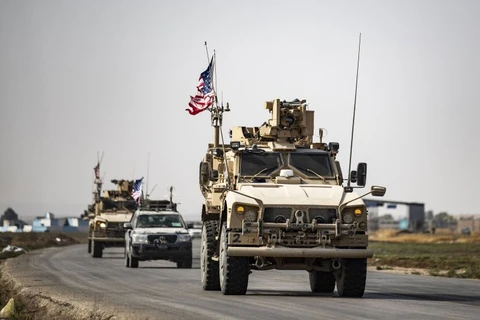 Xe quân sự của Mỹ chạy trên đường rút khỏi căn cứ ở thị trấn Tal Tamr, phía Bắc Syria vào ngày 20/10. (Nguồn: AFP)