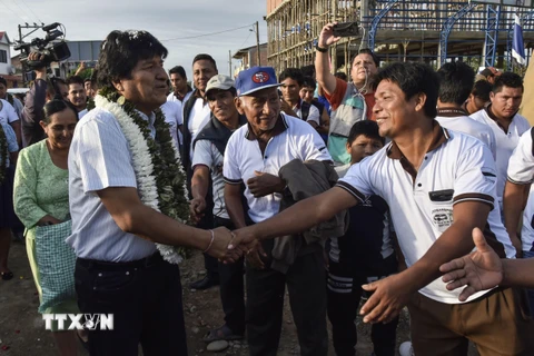 Tổng thống Bolivia Evo Morales (trái) chào những người ủng hộ trước khi bỏ phiếu tại điểm bầu cử ở Chapare, Cochabamba, Bolivia, ngày 20/10/2019. (Nguồn: AFP/TTXVN)